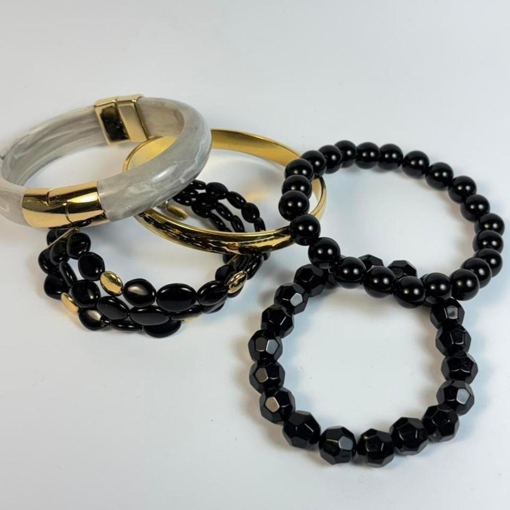 Black and silver bangle bracelet bundle in glass, acrylic and metal.